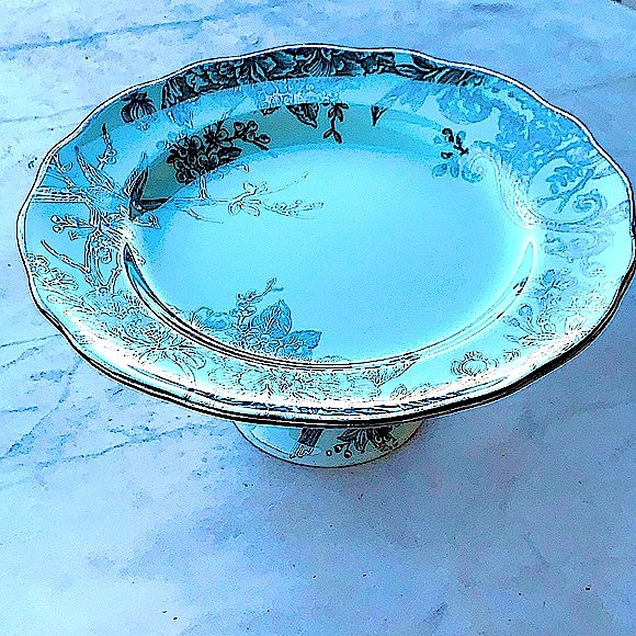 222 FIFTH ADELAIDE LIGHT GREEN & SILVER ROUND PEDESTAL CAKE STAND NEW PORCELAIN - Picture 6 of 8